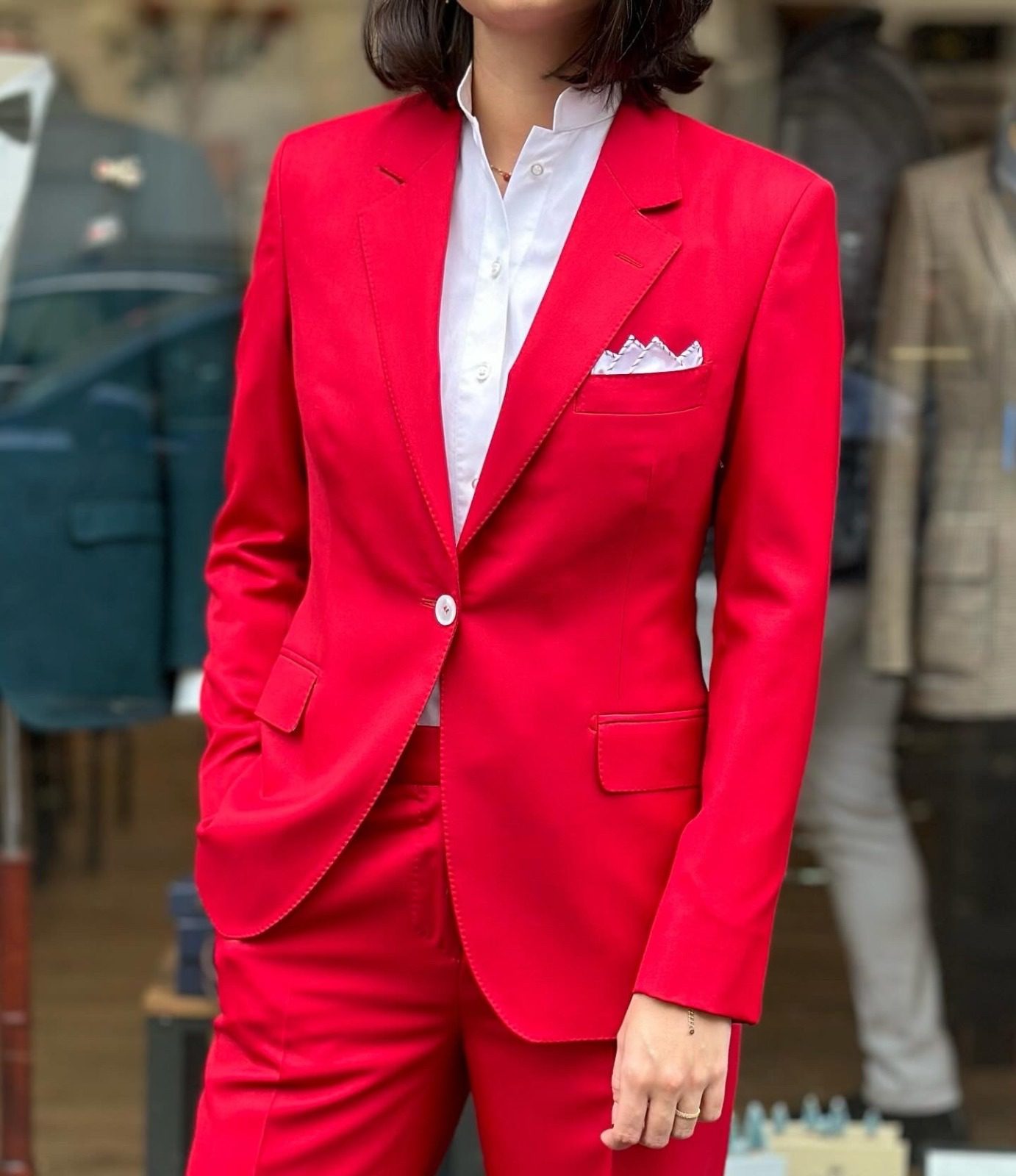 Buste de femme en tailleur rouge sur mesure