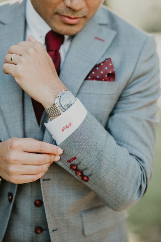 Costume 3 pièces gris et carreaux rouge mariage