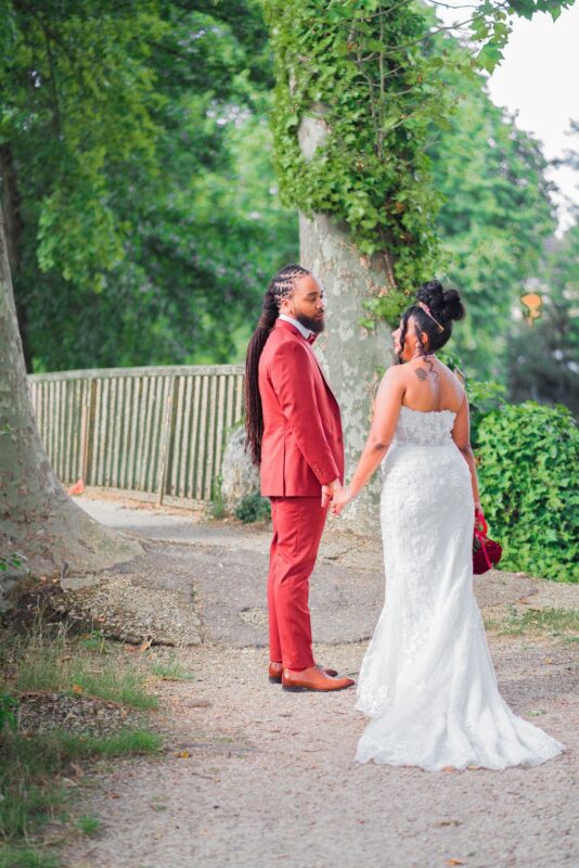 Costume framboise sur mesure pour mariage