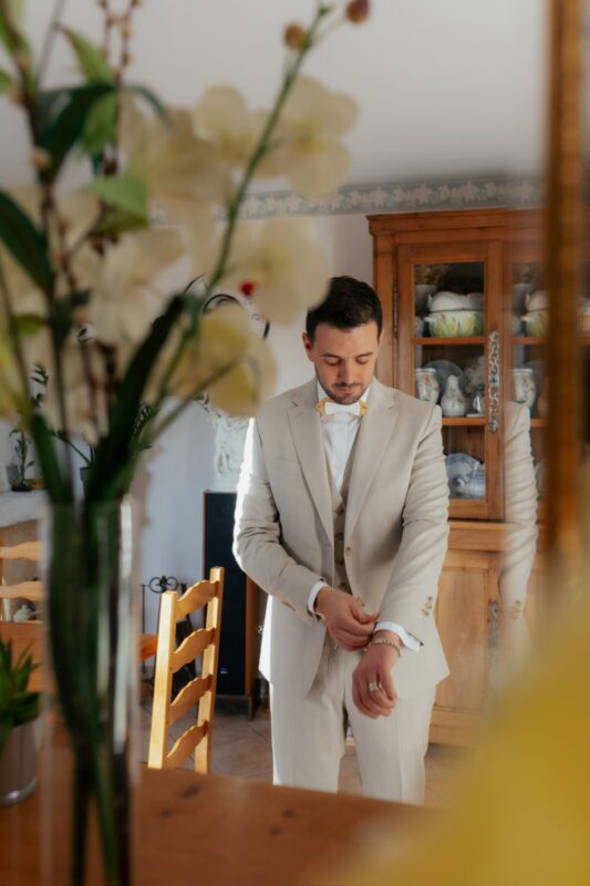 Costume 3 pièces beige sur mesure pour un mariage