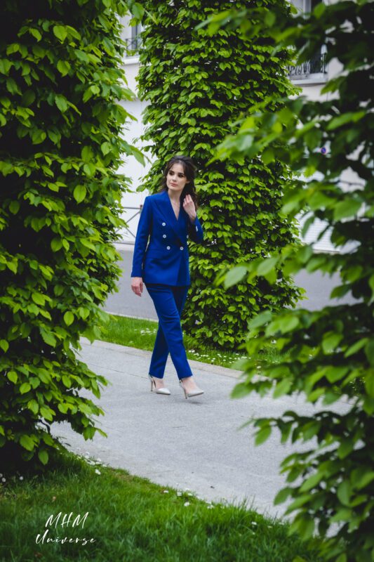 Tailleur croisé bleu électrique sur mesure