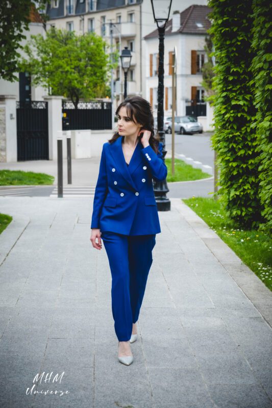 Tailleur croisé bleu électrique sur mesure