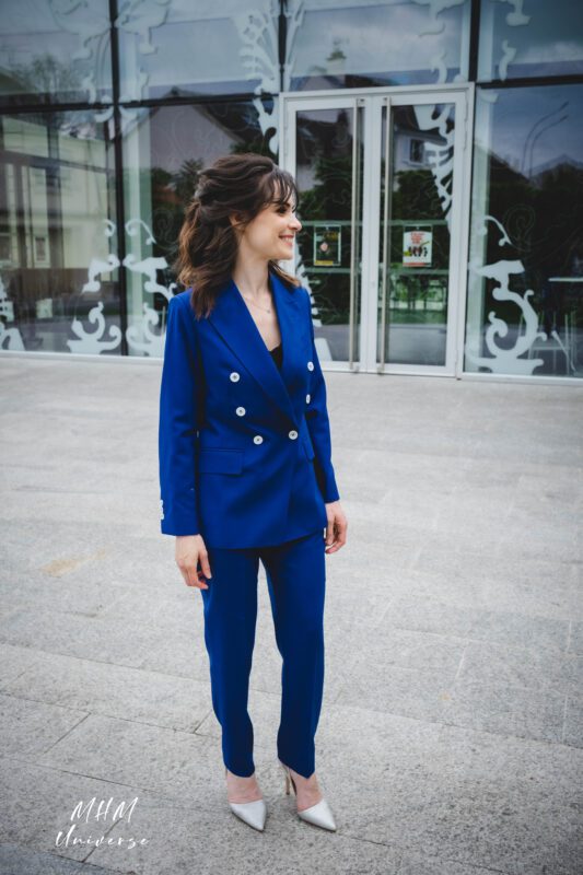 Tailleur croisé bleu électrique sur mesure
