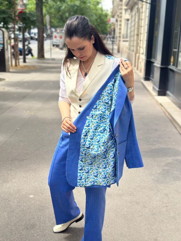 Tailleur 2 pièces bleu électrique et son gilet beige sur mesure