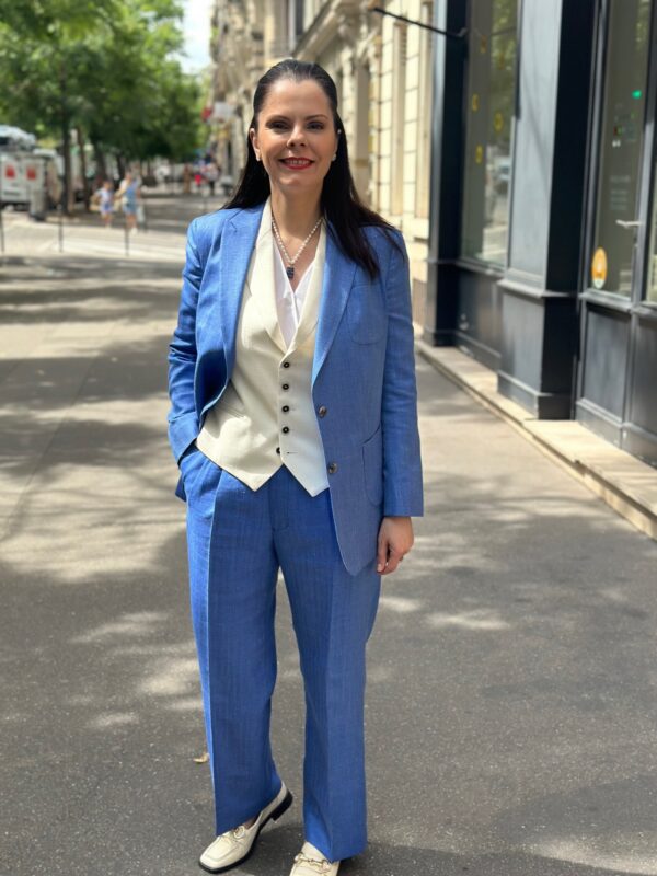 Tailleur 2 pièces bleu électrique et son gilet beige sur mesure