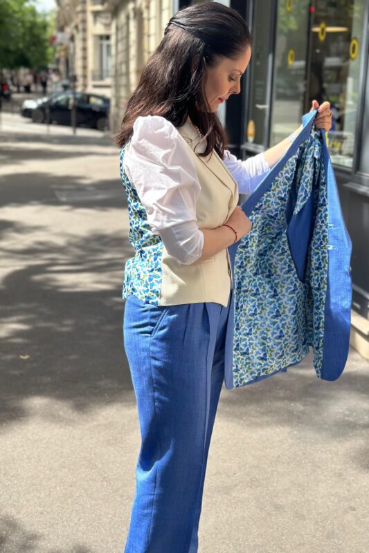 Tailleur 2 pièces bleu électrique et son gilet beige sur mesure
