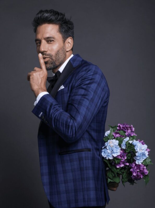 Smoking mariage dépareillé à motifs bleus profil