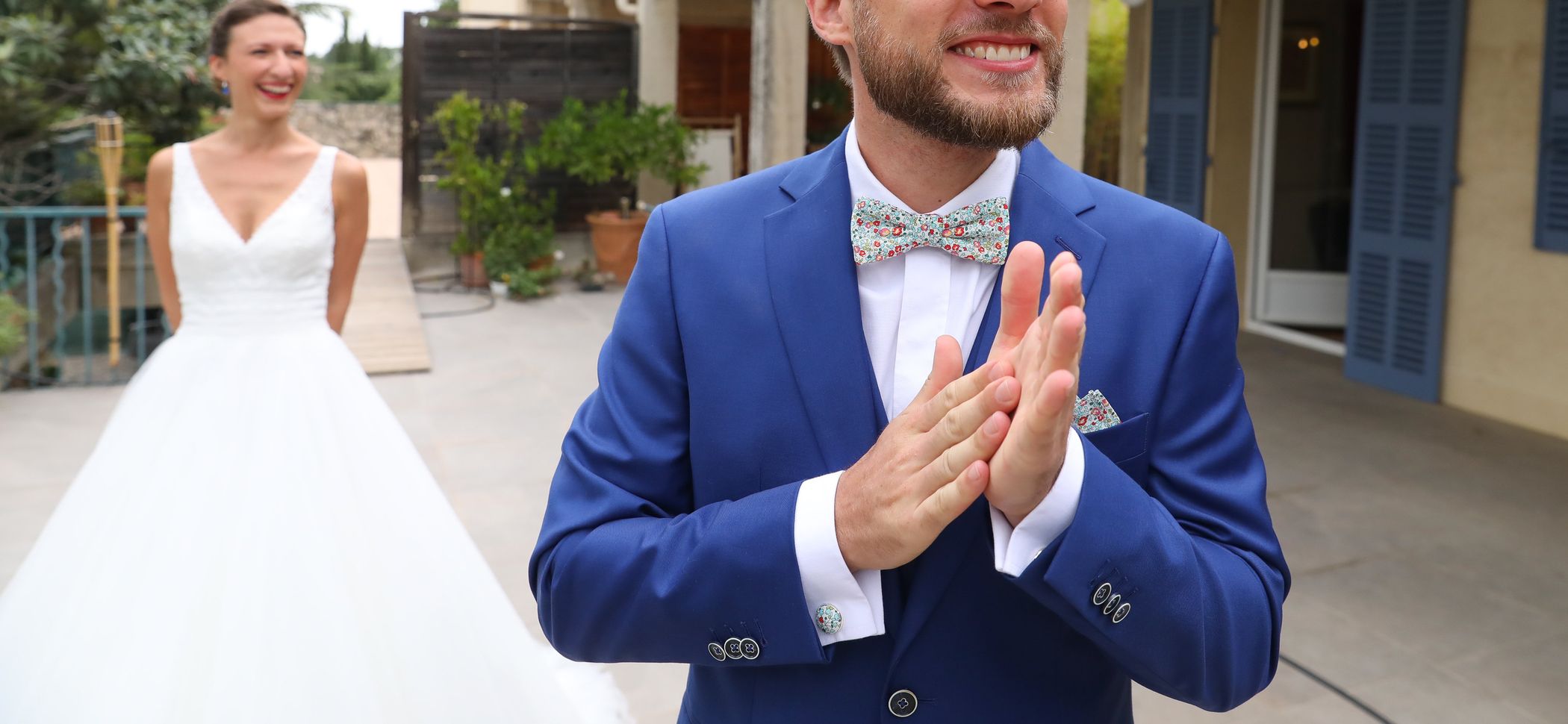 bannière des costumes bleus de mariage sur mesure