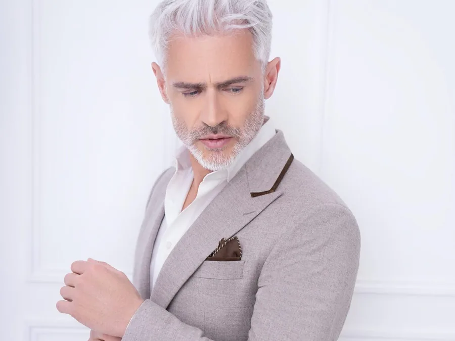 Essayage et ajustement d'un costume sur mesure Tailor Trucks