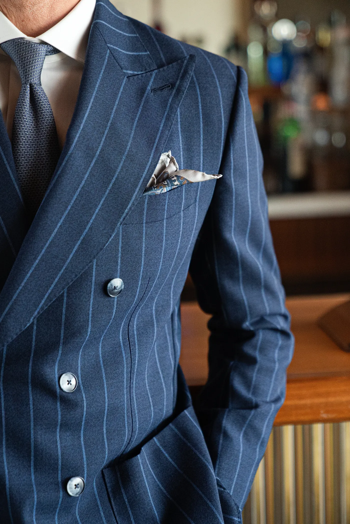 Buste en costume croisé sur mesure bleu marine à rayures, avec pochette