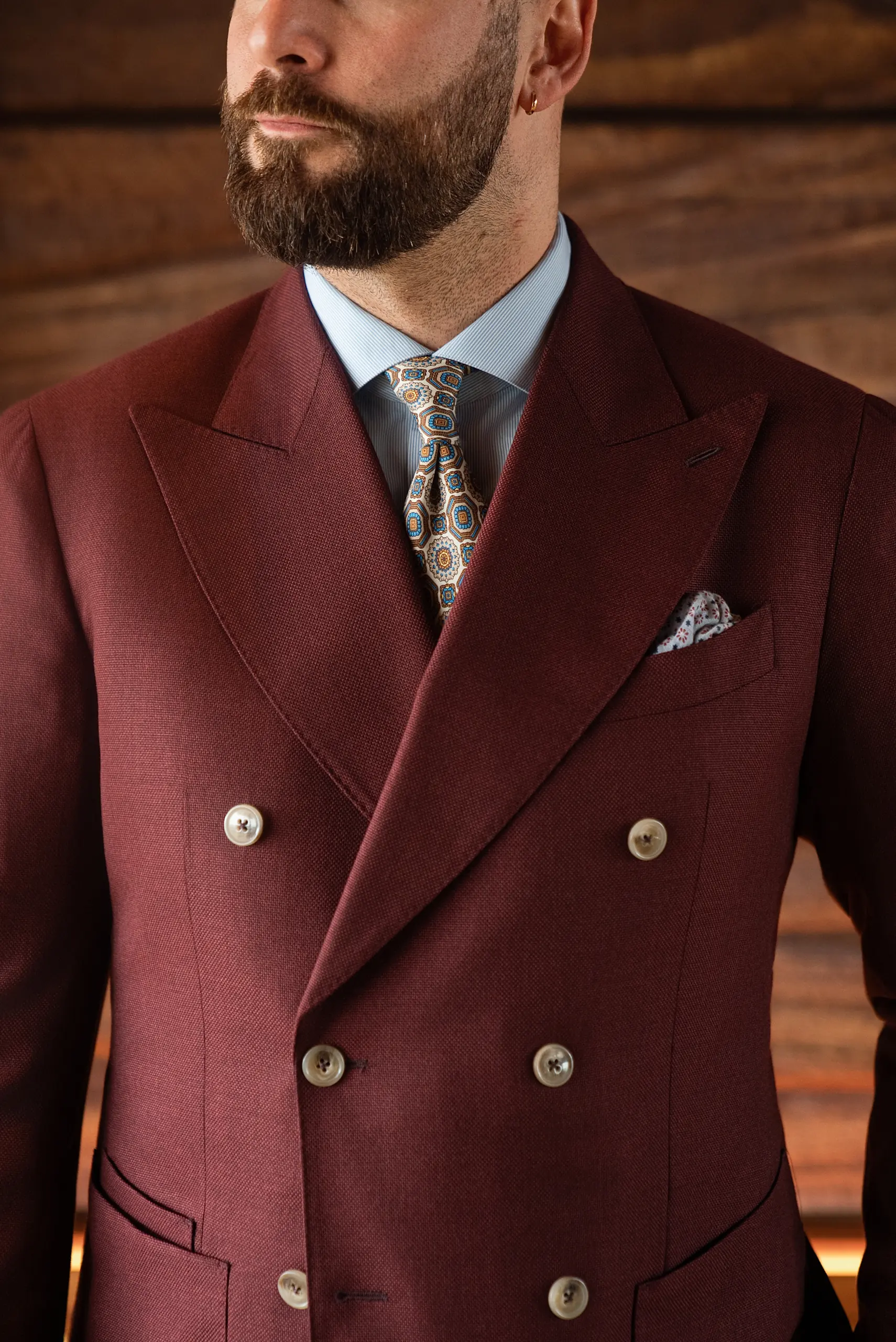 Buste en veste croisée sur mesure bordeaux, cravate cachemire et pochette