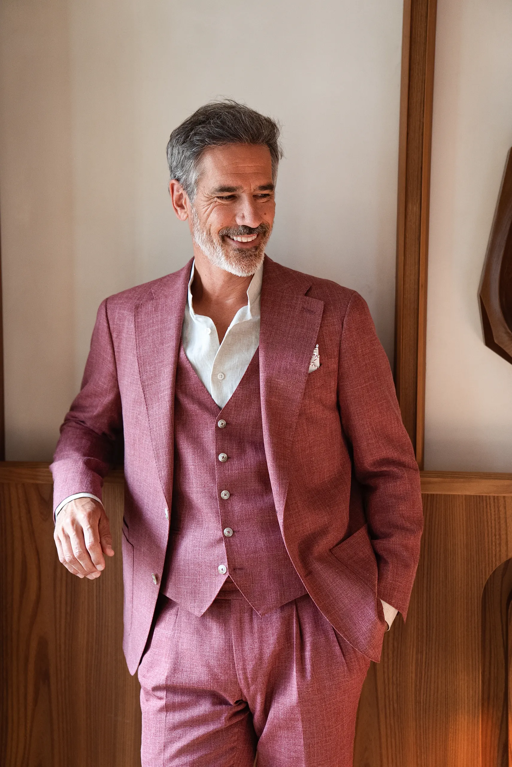 Costume trois pièces sur mesure lie-de-vin, une main en poche