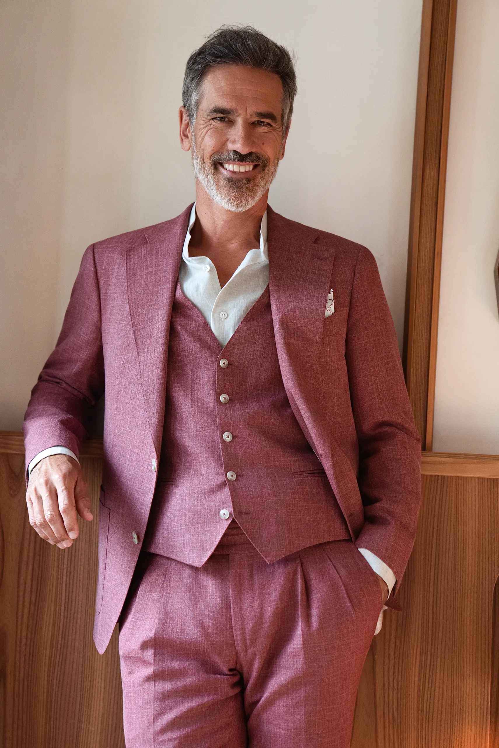 Costume trois pièces sur mesure lie-de-vin, portrait souriant