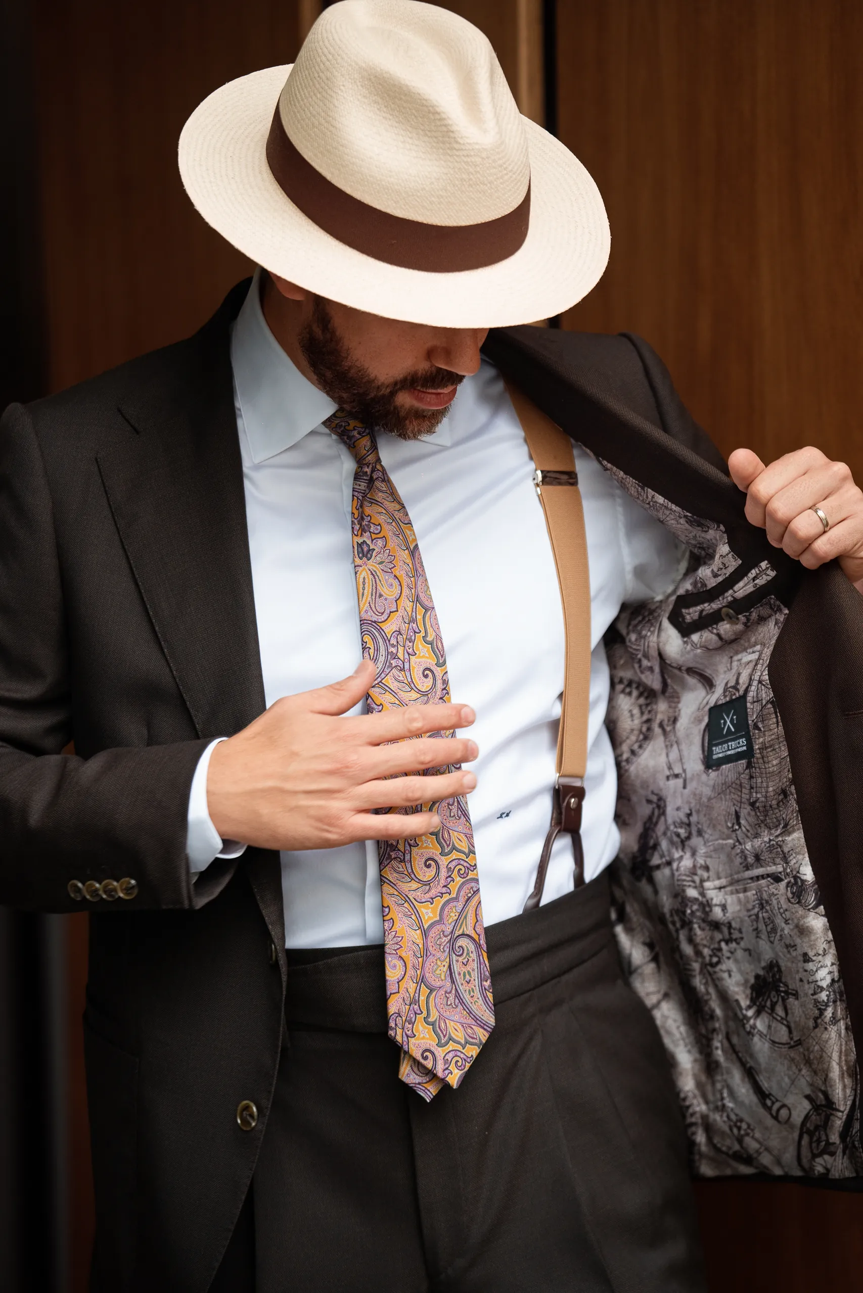 Doublure d'une veste sur mesure brune, chemise blanche et cravate cachemire