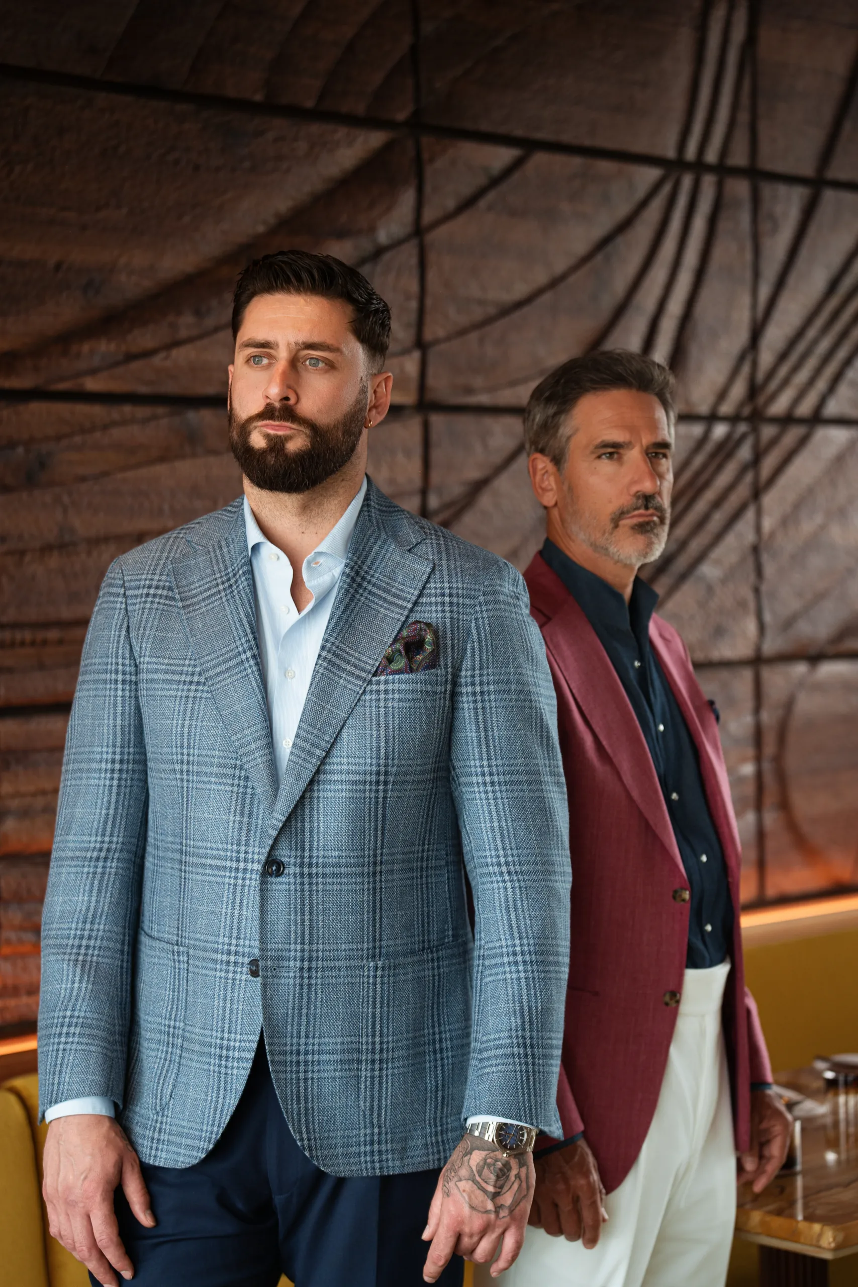 Deux vestes sur mesure, l'une à carreaux prince de Galles bleu clair, l'autre framboise