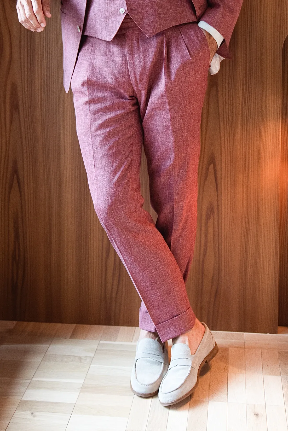 Pantalon de costume sur mesure lie-de-vin à pinces et revers