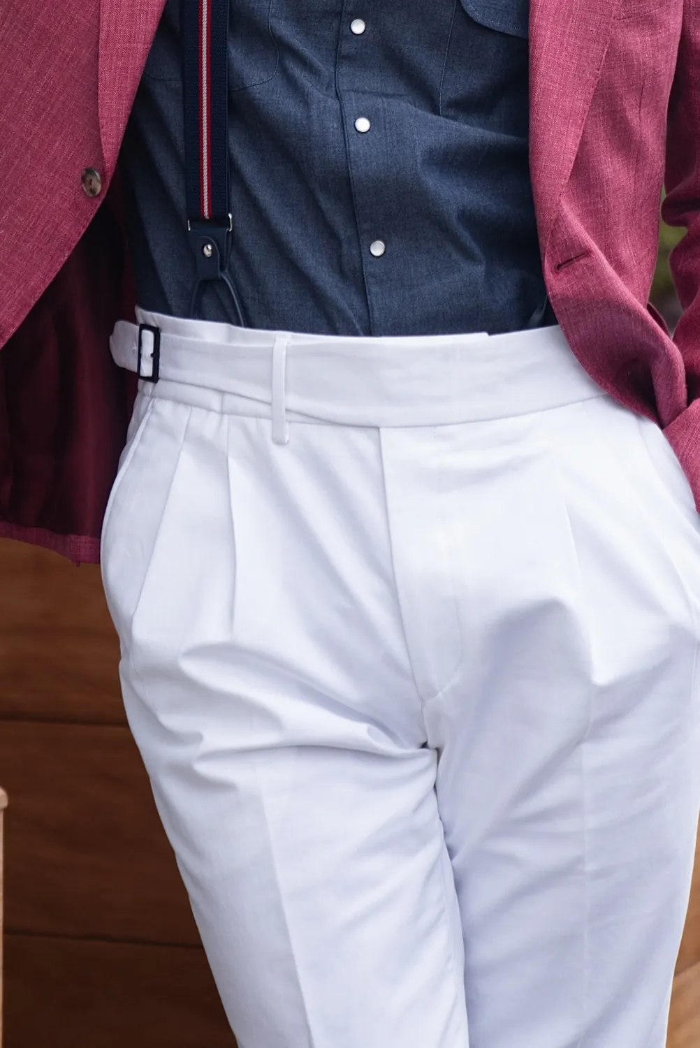 Pantalon sur mesure blanc à pinces et pattes de serrage