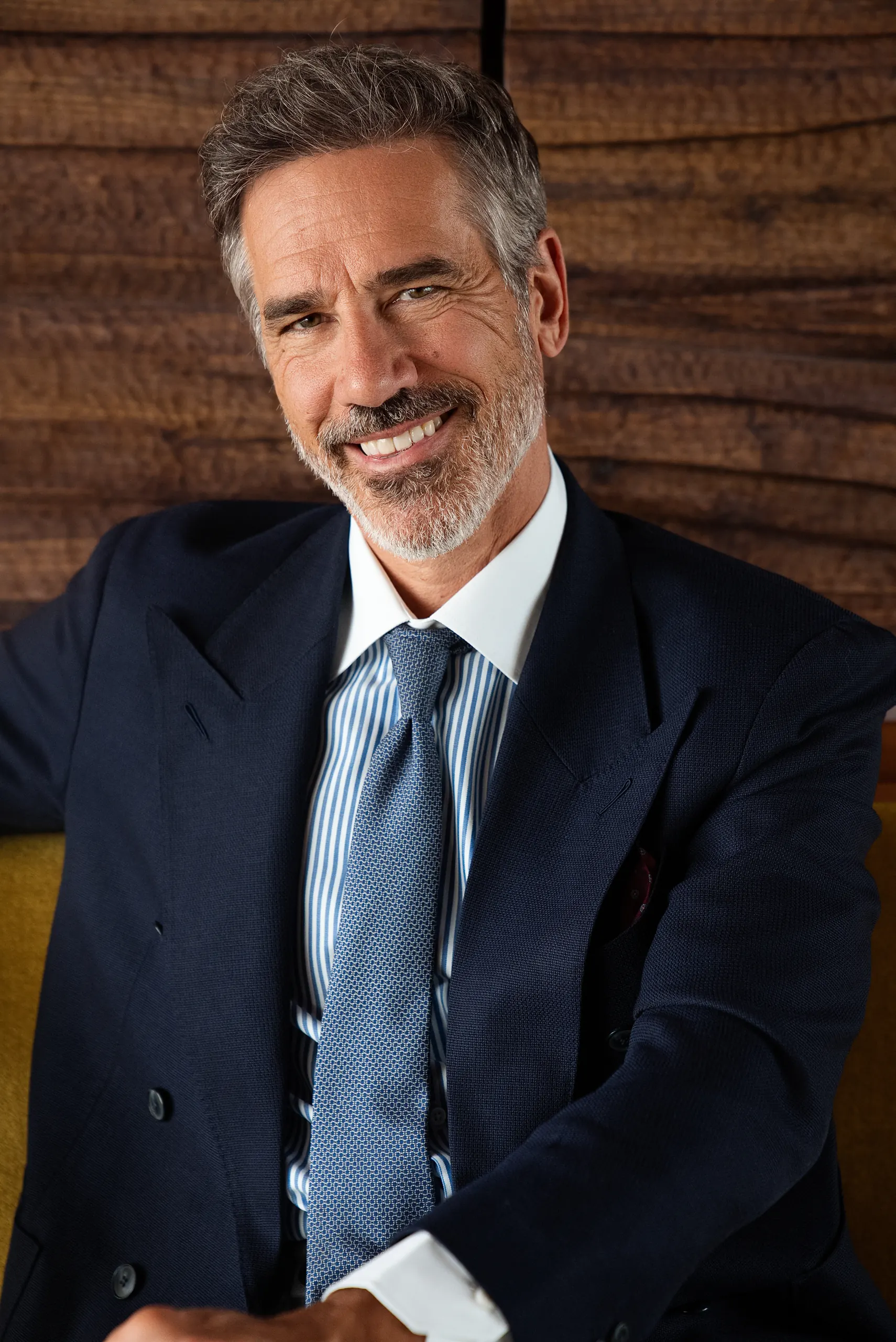 Portrait d'un homme en costume croisé sur mesure bleu marine et cravate bleu ciel
