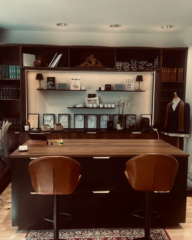 Intérieur du showroom Tailor Trucks à Saint-Malo, îlot de mesure et présentation des tissus