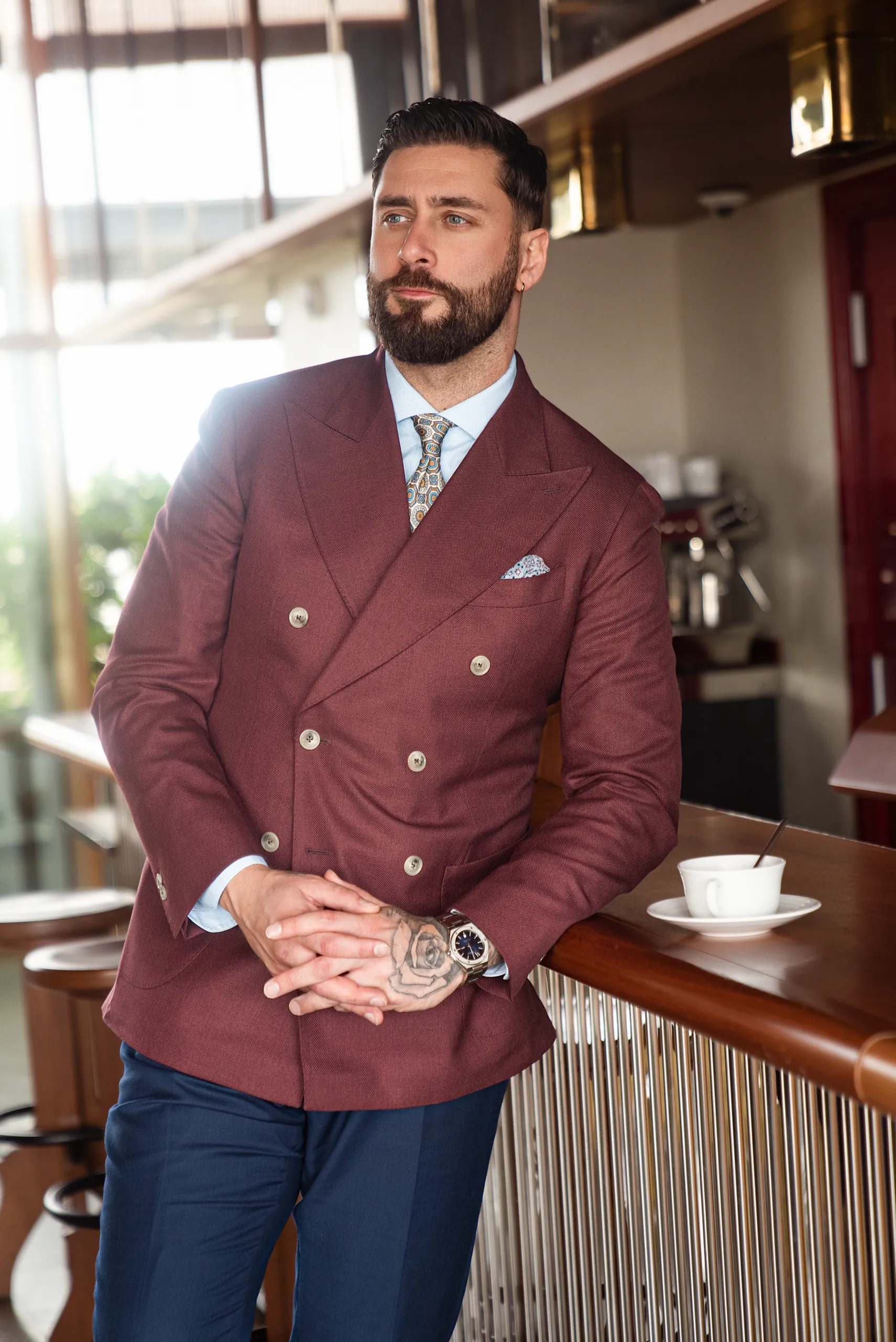 Veste croisée sur mesure bordeaux et pantalon bleu marine, au comptoir